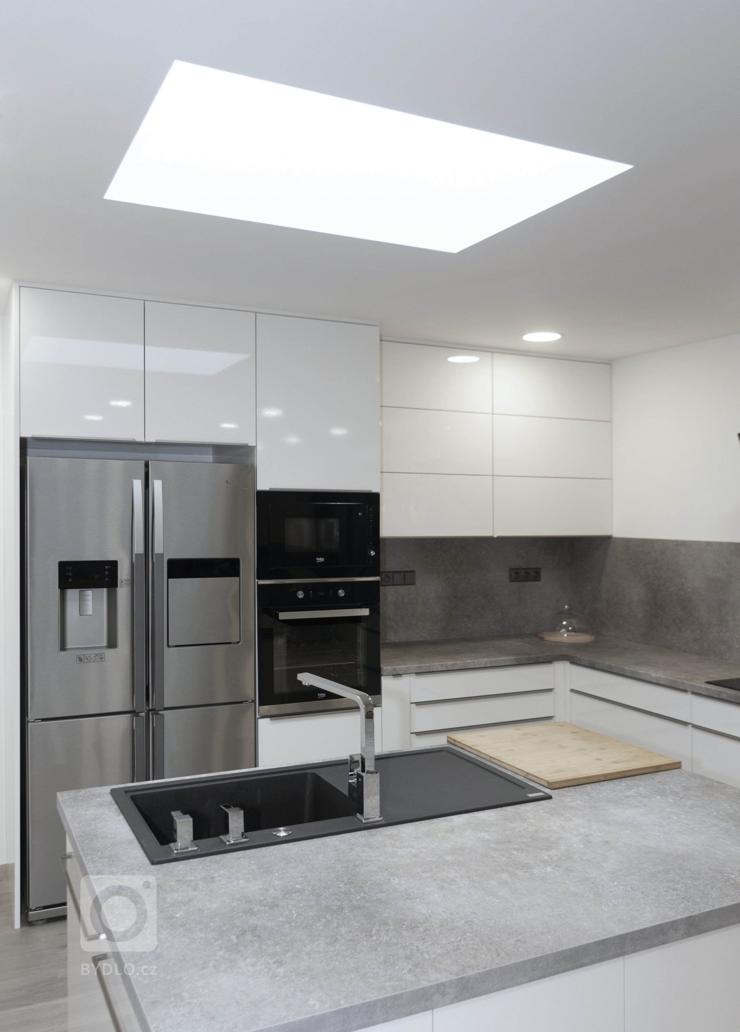 Rodinný dům ve Starých Hodějovicích má za úkol dobře sloužit početné rodině. I proto byl důraz kladen zejména na funkčnost. Soukromé pokoje jsou vybaveny…