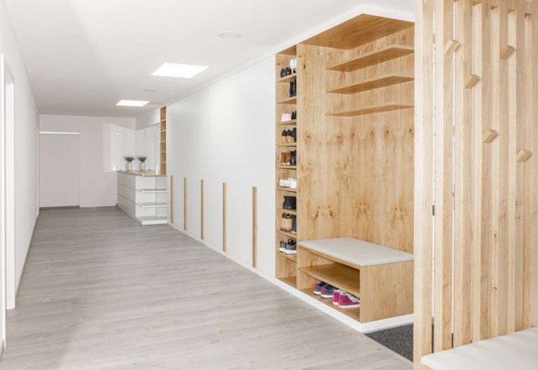 Rodinný dům ve Starých Hodějovicích má za úkol dobře sloužit početné rodině. I proto byl důraz kladen zejména na funkčnost. Soukromé pokoje jsou vybaveny…