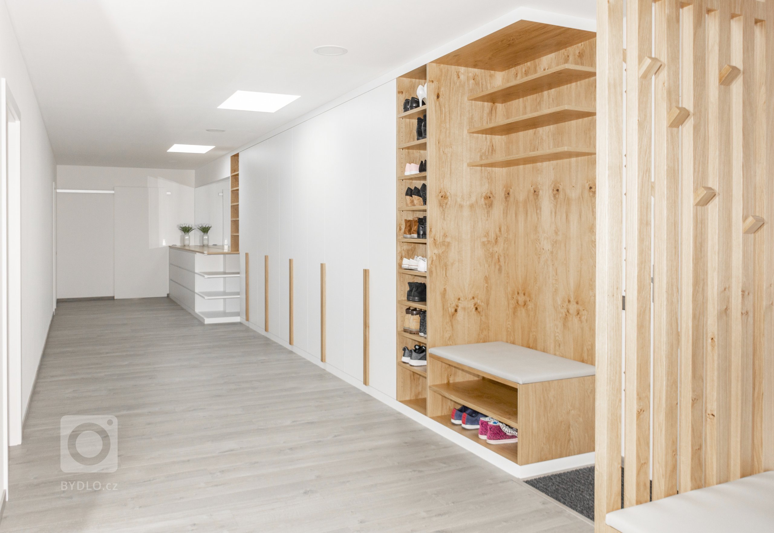 Rodinný dům ve Starých Hodějovicích má za úkol dobře sloužit početné rodině. I proto byl důraz kladen zejména na funkčnost. Soukromé pokoje jsou vybaveny…