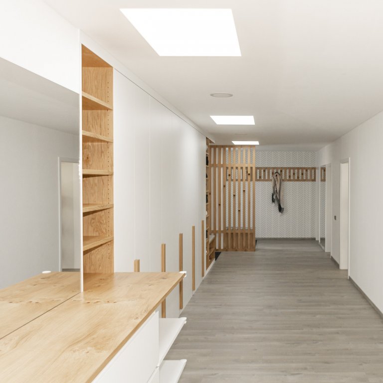 Rodinný dům ve Starých Hodějovicích má za úkol dobře sloužit početné rodině. I proto byl důraz kladen zejména na funkčnost. Soukromé pokoje jsou vybaveny…