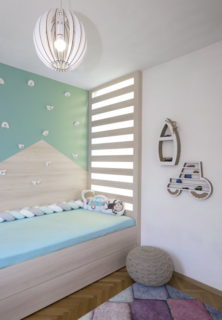 Dětský pokoj v&nbsp;rodinném domě byl navržen jako hravý prostor pro malého školáčka. Bohaté úložné prostory se skrývají v&nbsp;nenápadné skříňové stěně, proti…