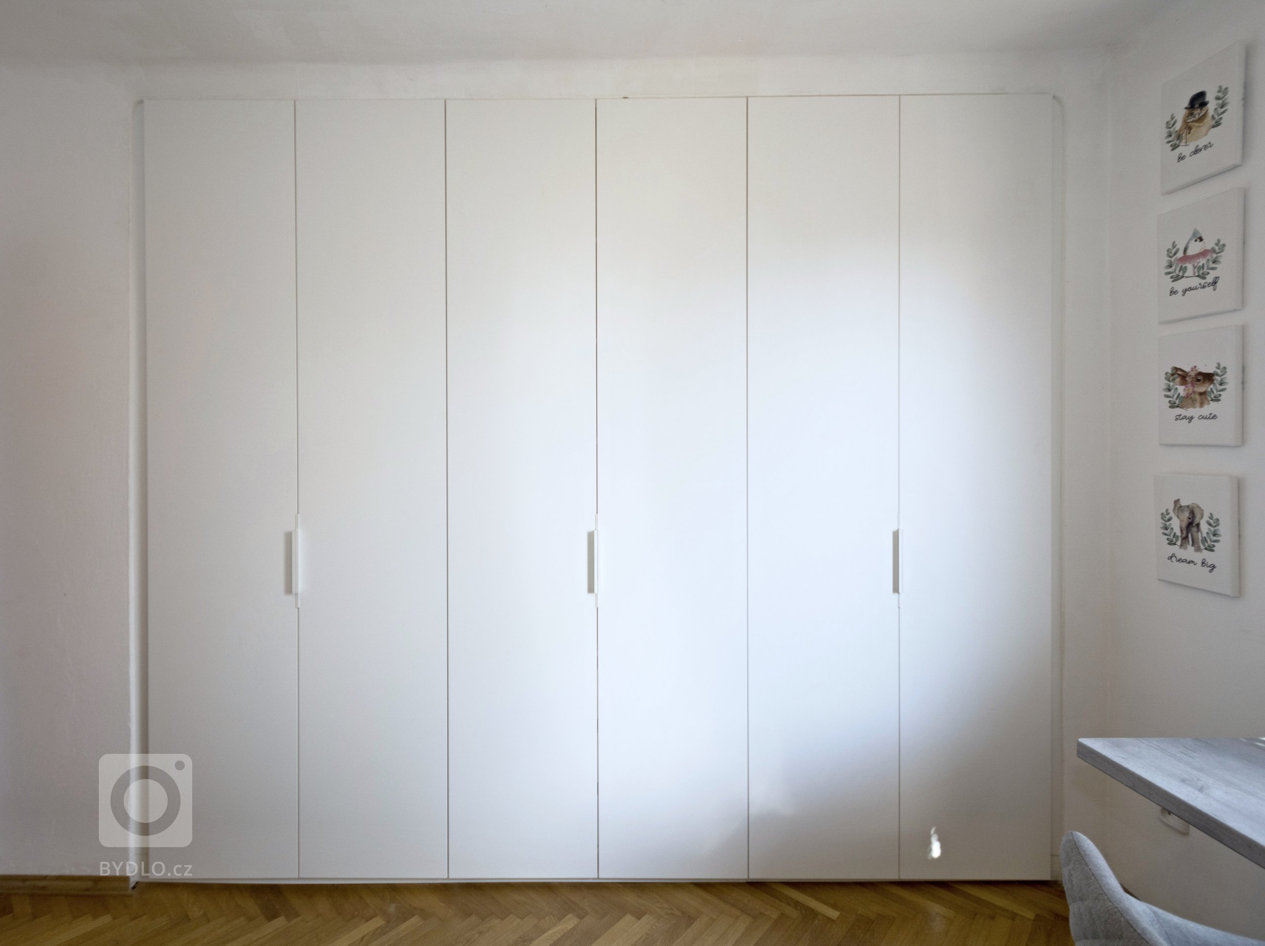 Dětský pokoj v&nbsp;rodinném domě byl navržen jako hravý prostor pro malého školáčka. Bohaté úložné prostory se skrývají v&nbsp;nenápadné skříňové stěně, proti…