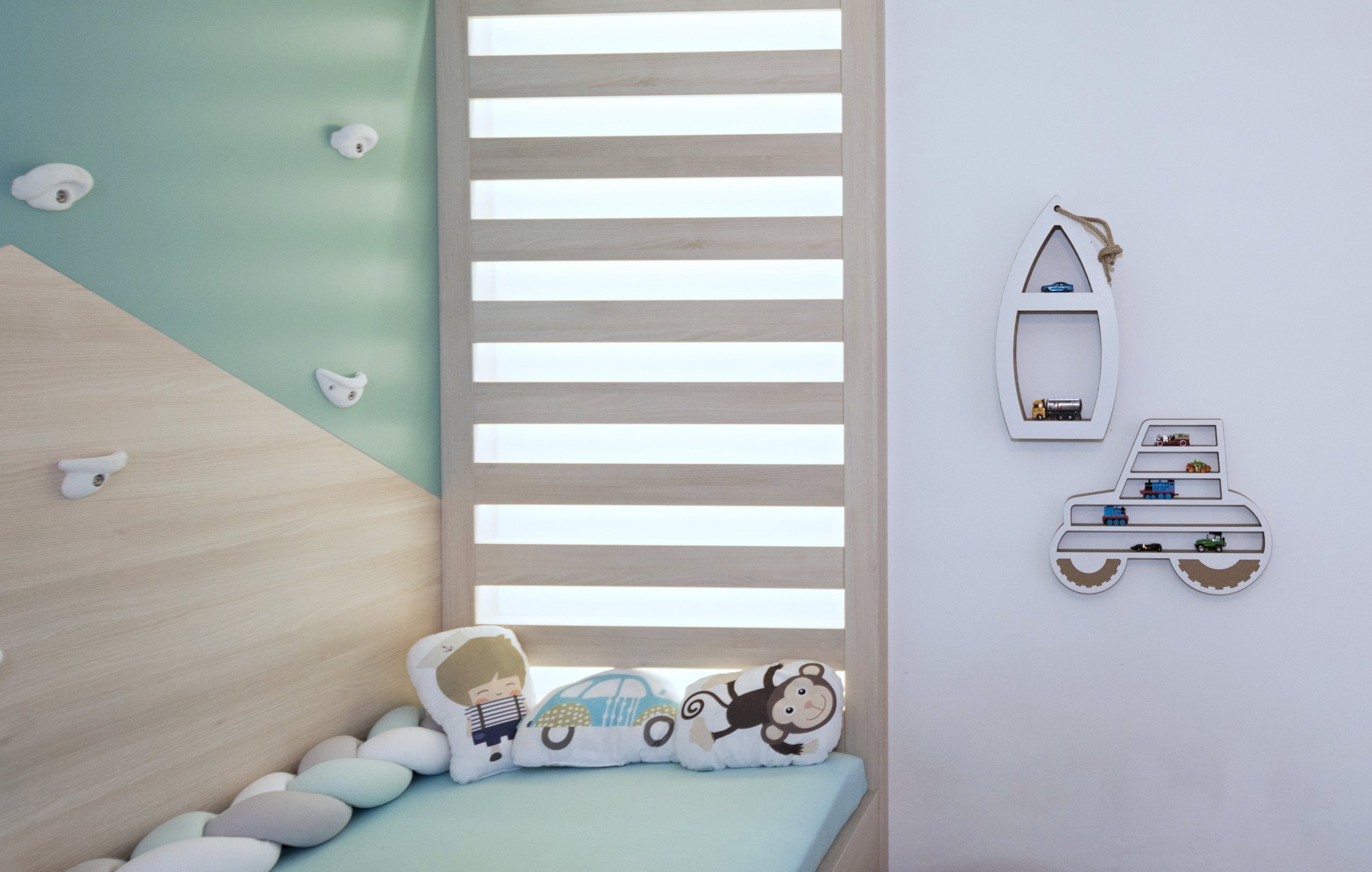 Dětský pokoj v&nbsp;rodinném domě byl navržen jako hravý prostor pro malého školáčka. Bohaté úložné prostory se skrývají v&nbsp;nenápadné skříňové stěně, proti…