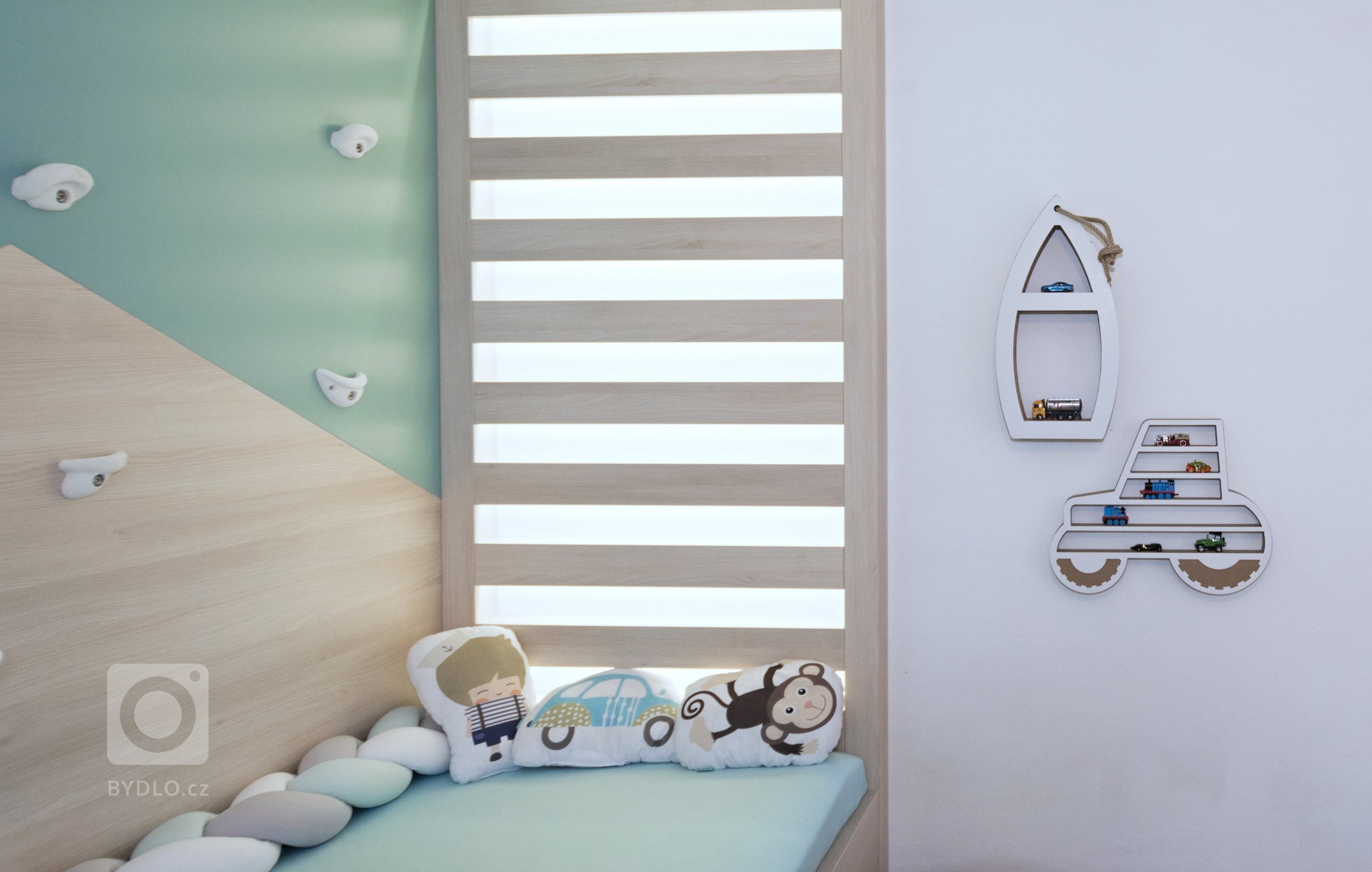 Dětský pokoj v&nbsp;rodinném domě byl navržen jako hravý prostor pro malého školáčka. Bohaté úložné prostory se skrývají v&nbsp;nenápadné skříňové stěně, proti…