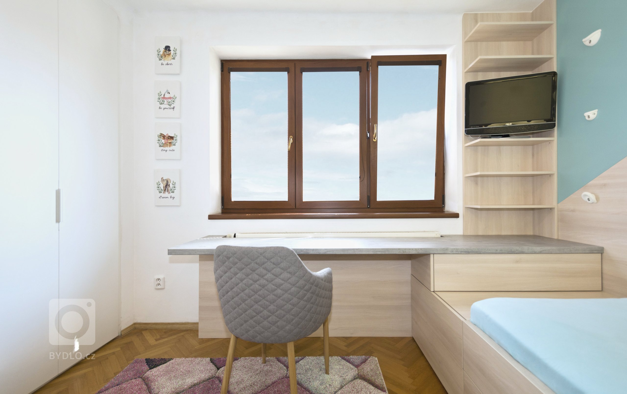 Dětský pokoj v&nbsp;rodinném domě byl navržen jako hravý prostor pro malého školáčka. Bohaté úložné prostory se skrývají v&nbsp;nenápadné skříňové stěně, proti…