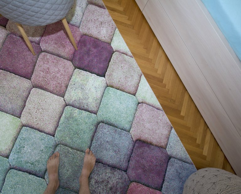 Dětský pokoj v&nbsp;rodinném domě byl navržen jako hravý prostor pro malého školáčka. Bohaté úložné prostory se skrývají v&nbsp;nenápadné skříňové stěně, proti…