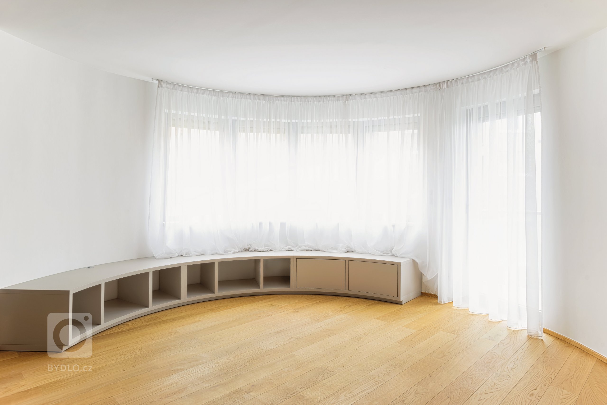 Realizace interiéru dle požadavku interiérového designera. Dodávka kuchyně značka schüller se spotřebiči BOSCH a SMEG. Realizace atypického lakovaného…