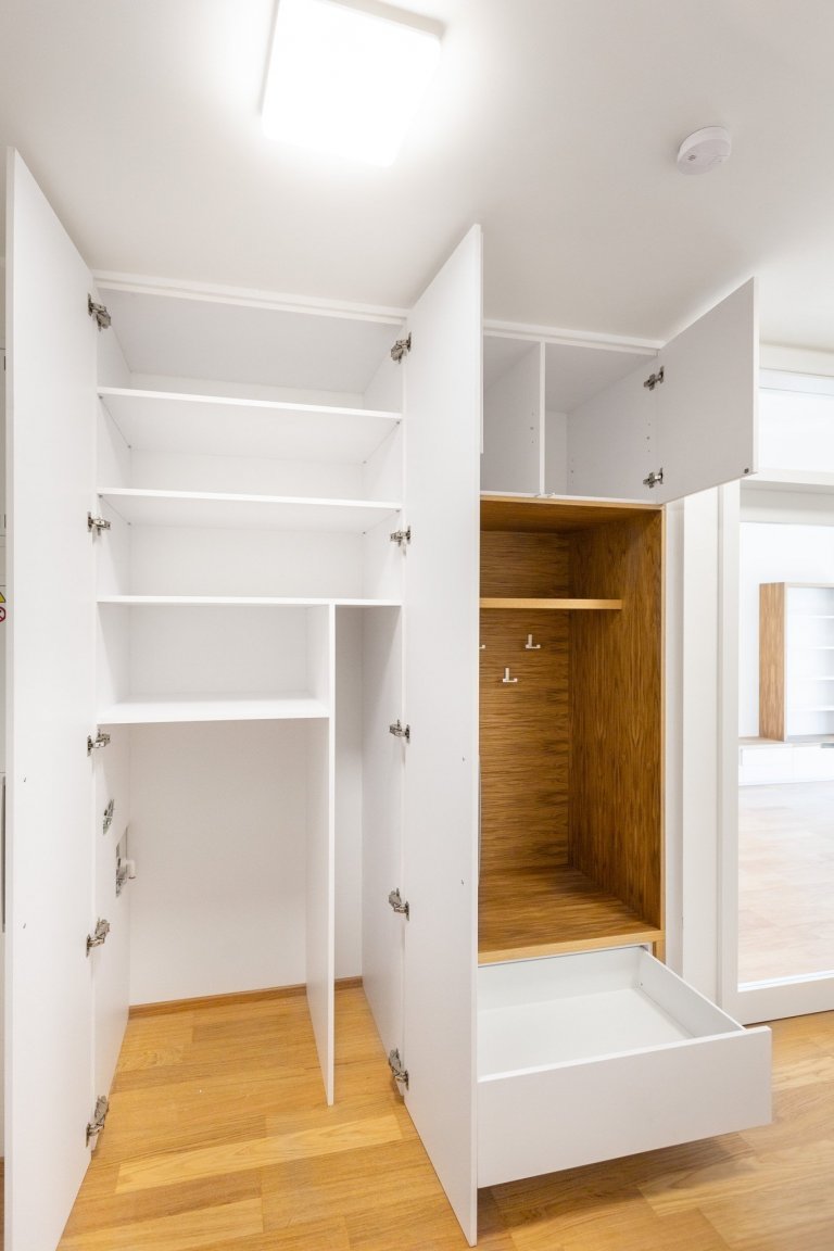 Malé byty obvykle bojují s nedostatkem&nbsp;úložných prostor. Naše řešení spočívá v důmyslném systému skříní na míru, který se opírá o&nbsp;potřeby zákazníka.…
