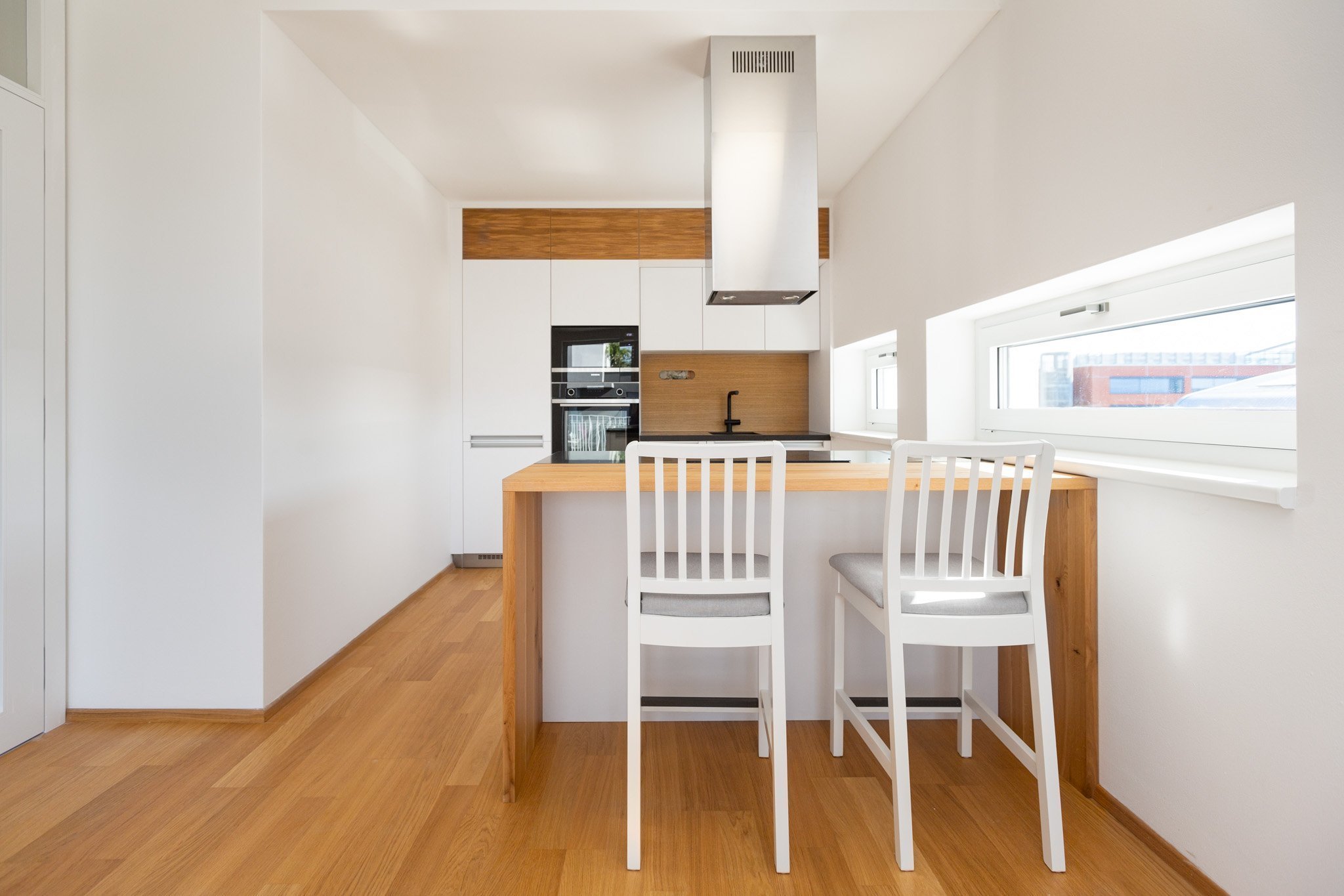 Malé byty obvykle bojují s nedostatkem&nbsp;úložných prostor. Naše řešení spočívá v důmyslném systému skříní na míru, který se opírá o&nbsp;potřeby zákazníka.…