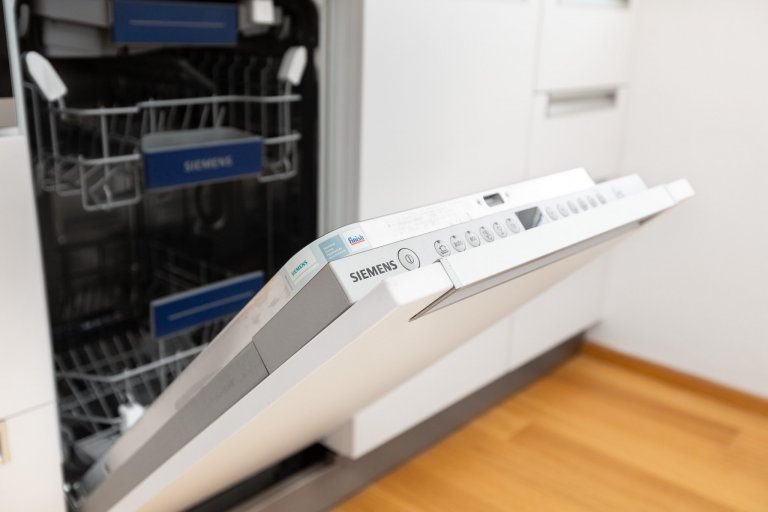 Malé byty obvykle bojují s nedostatkem&nbsp;úložných prostor. Naše řešení spočívá v důmyslném systému skříní na míru, který se opírá o&nbsp;potřeby zákazníka.…