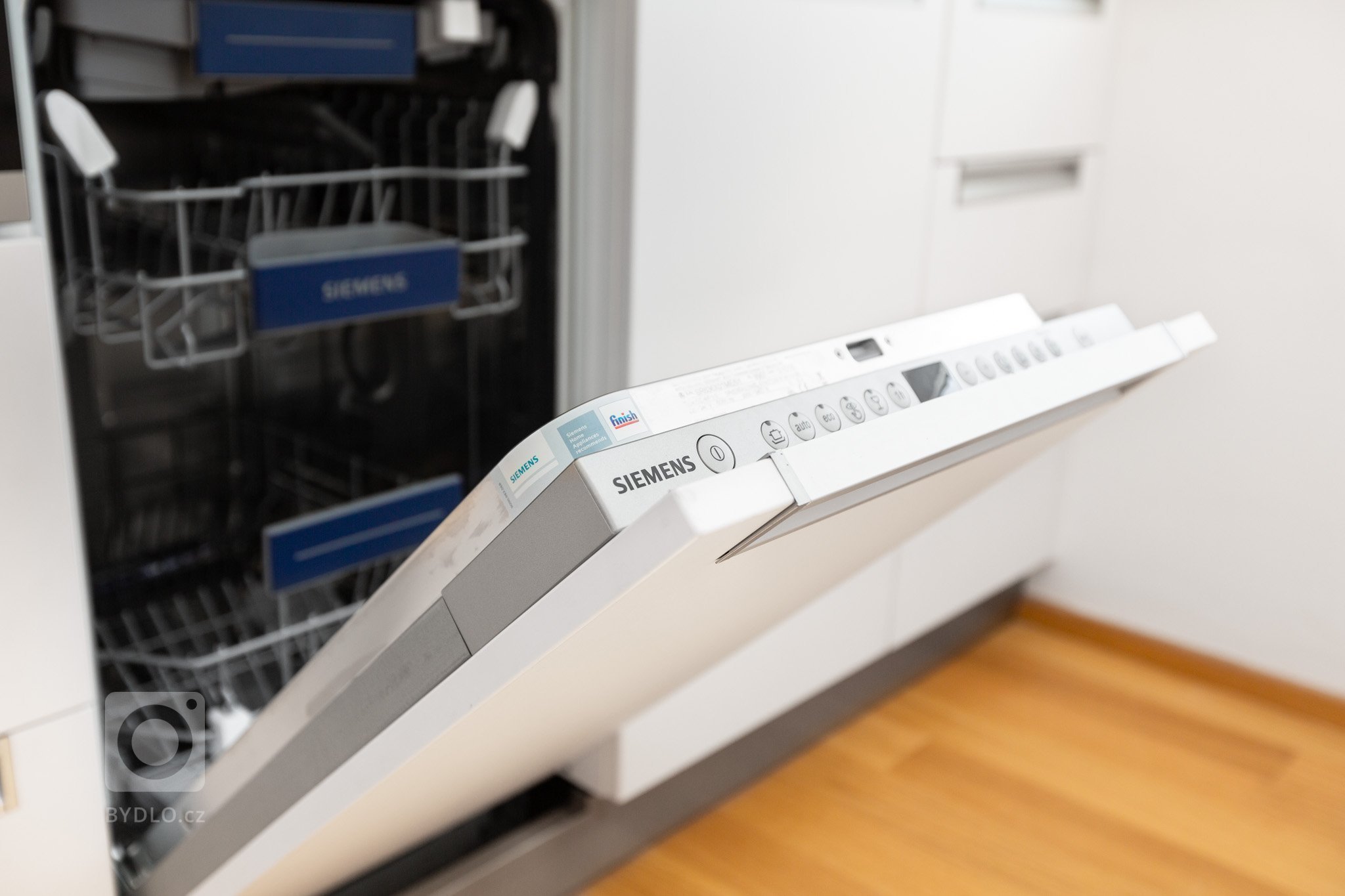 Malé byty obvykle bojují s nedostatkem&nbsp;úložných prostor. Naše řešení spočívá v důmyslném systému skříní na míru, který se opírá o&nbsp;potřeby zákazníka.…