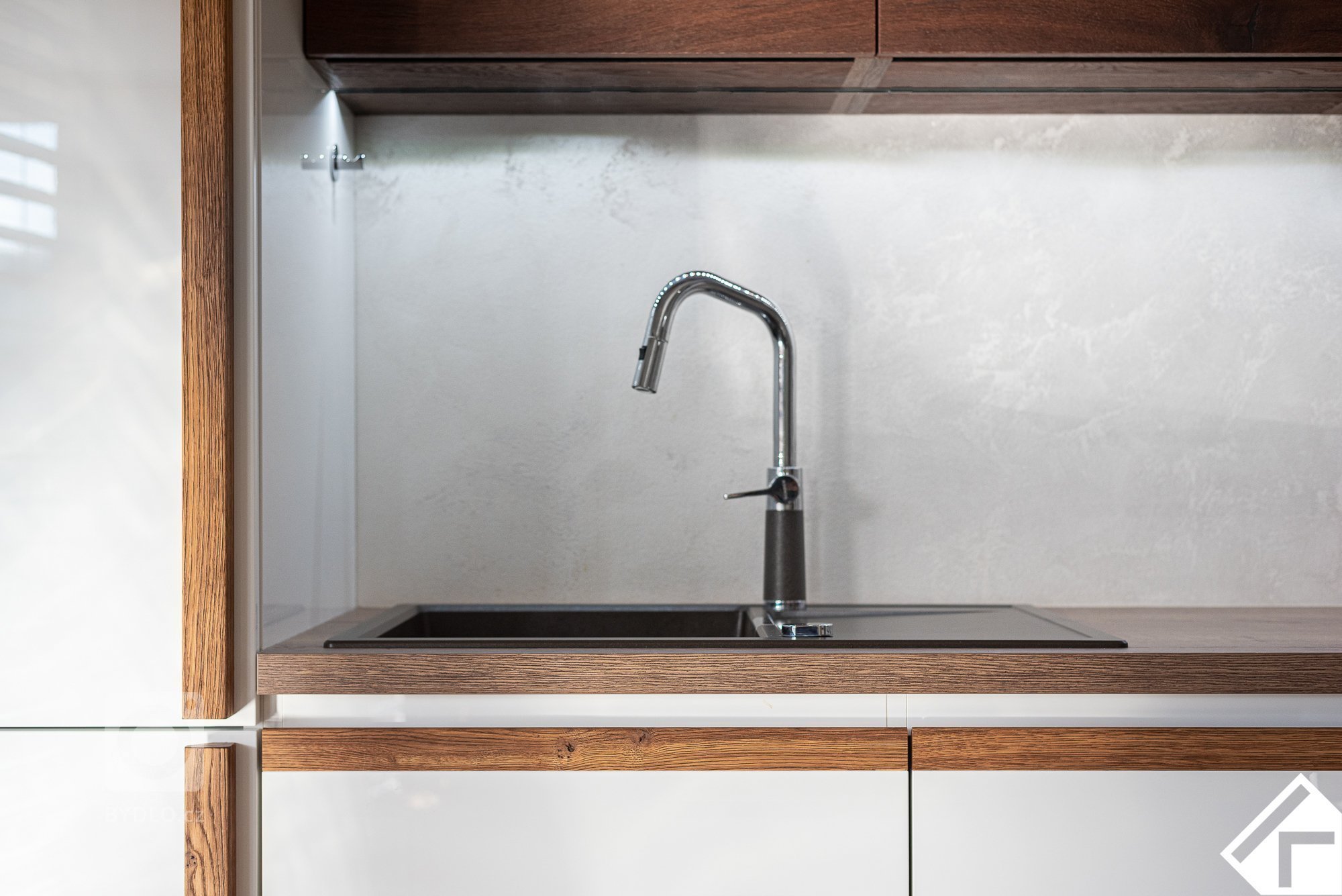 Jednoduchá a elegantní. Dominantou této kuchyňské linky je bezesporu dřevo v podobě drásané dýhy použité na horních skříňkách a jídelním stole, tak masivní…