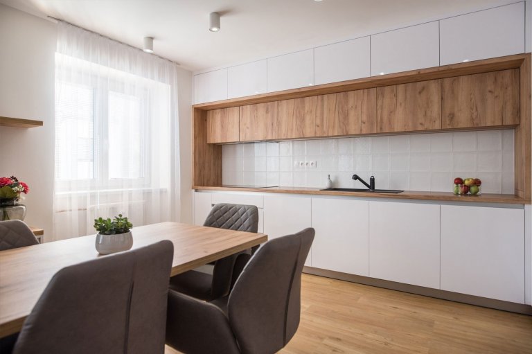 Strukturovaná mozaika za kuchyňskou linkou.