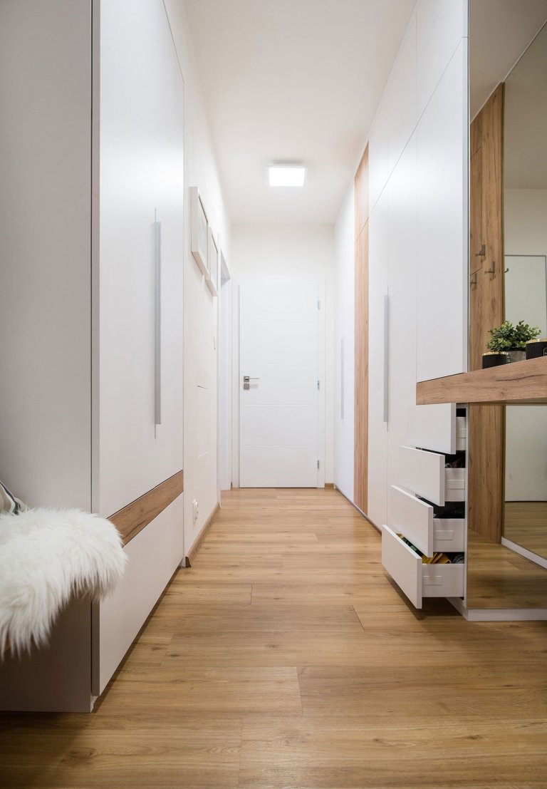 Vestavné skříně na chodbě