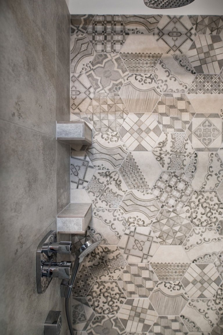 Šestiúhelníkový obklad ve sprchovém koutě