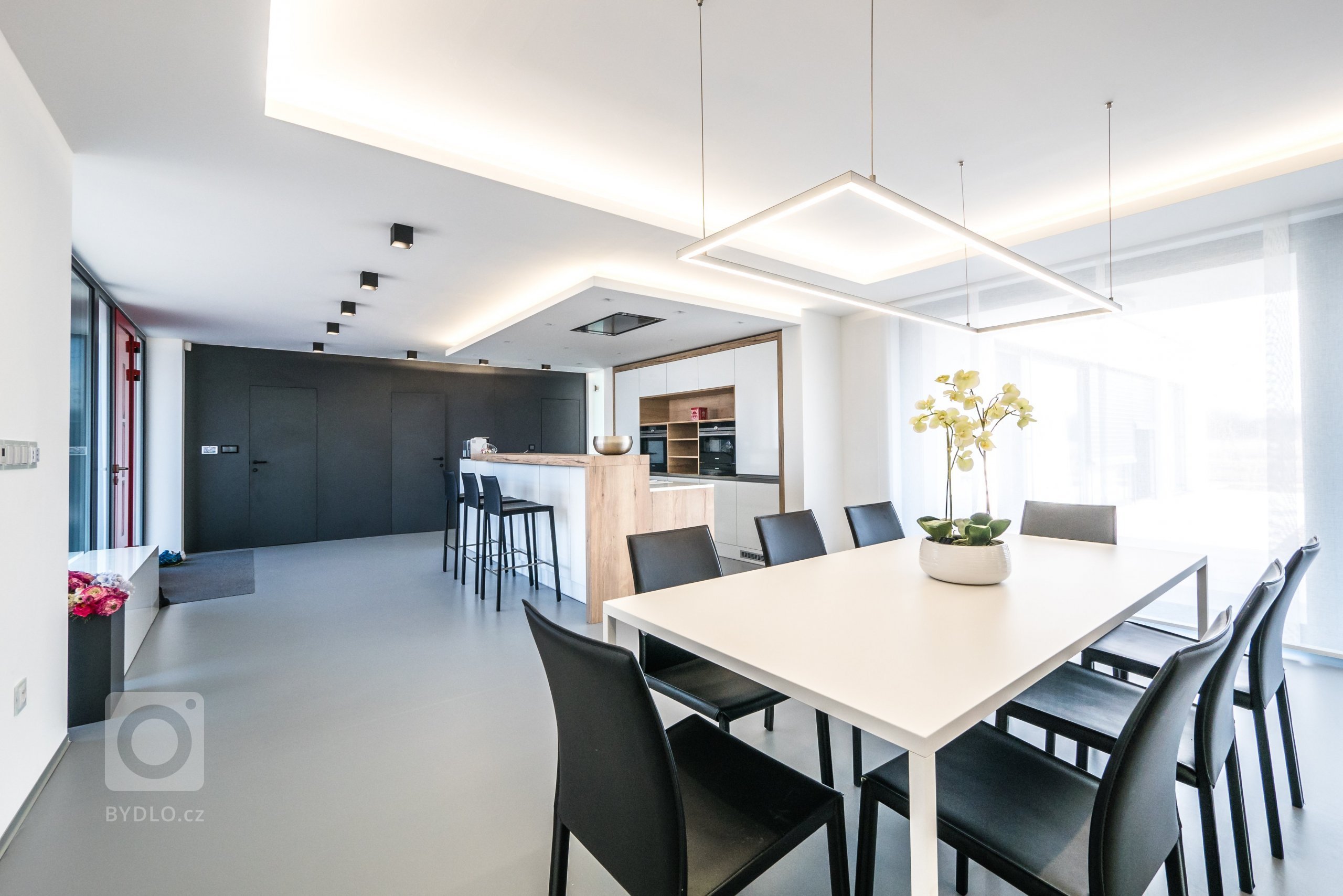 Jako obvykle jsme důkladně pořešili osvětlení prostoru - světla přímá, nepřímá, zapuštěná, přisazená v jednom společném designu.