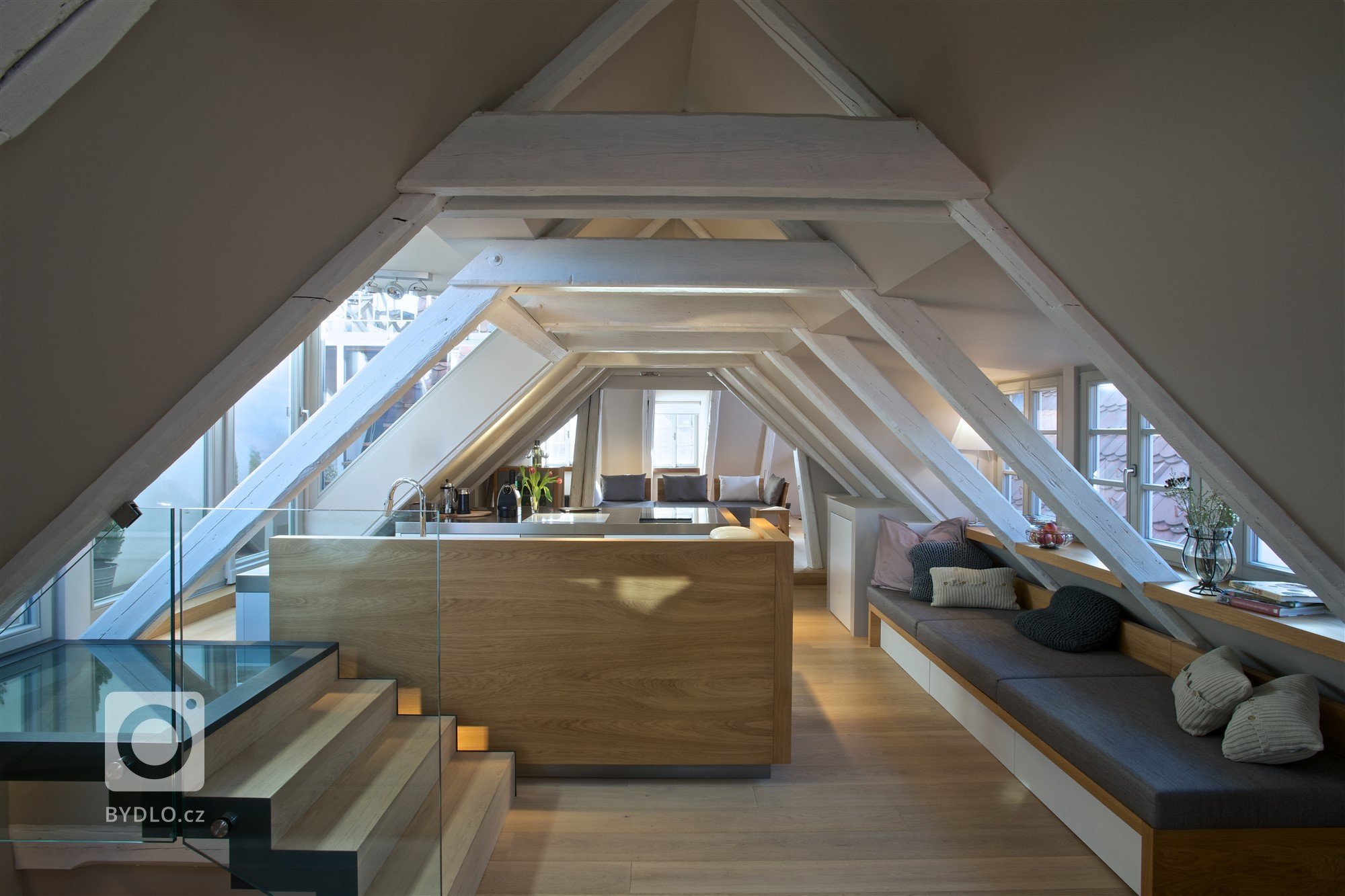 Rodiče se dvěma malými dětmi si přáli vytvořit na poměrně malé půdě plnohodnotný víkendový byt.

Cílem bylo daný prostor (vzhledem k jeho velikosti a omezení…