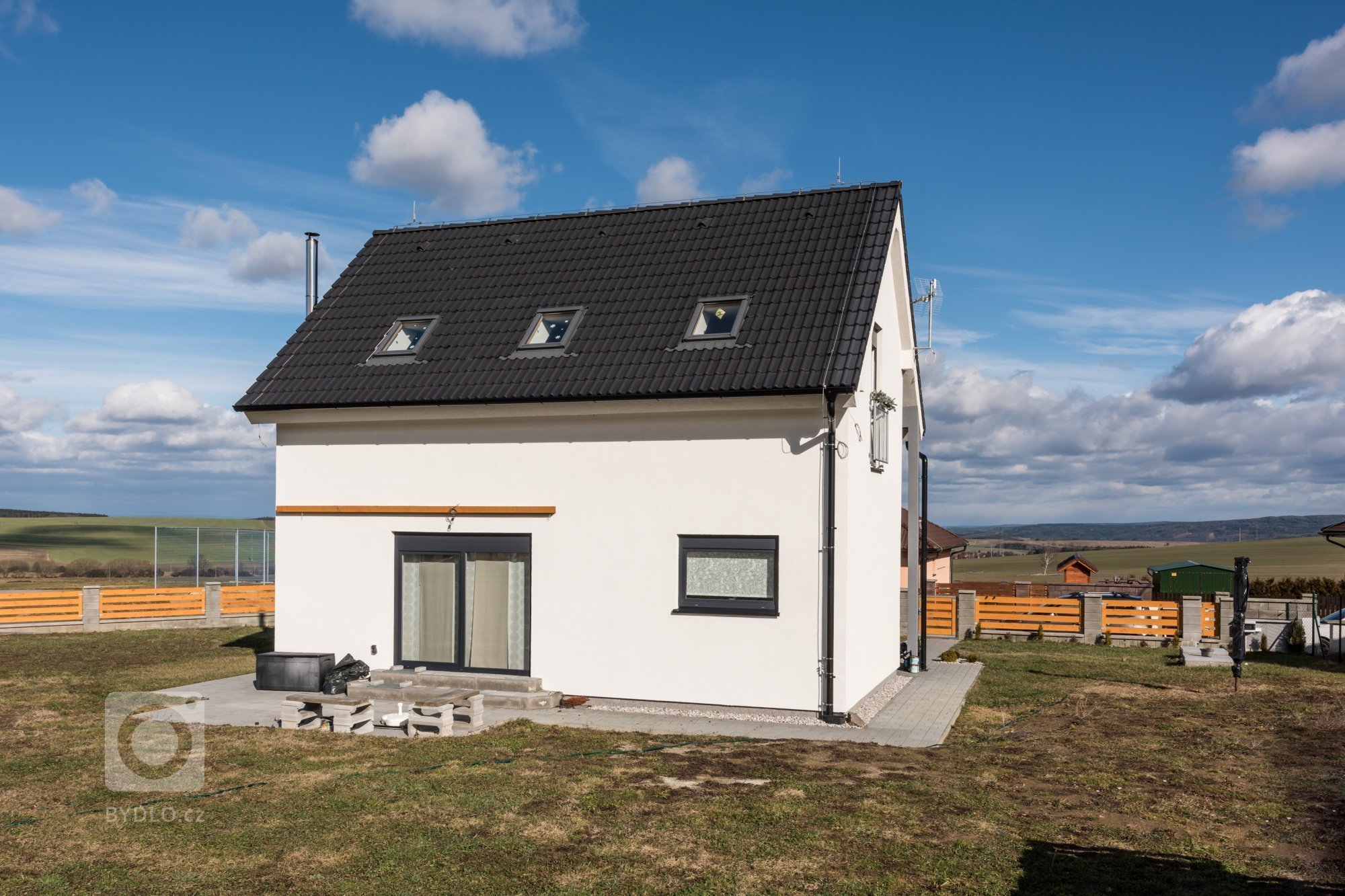 Rodinný dům &quot;U Hrdličků&quot;


Dispozice: 3+kk
Zastavěná plocha (m2): 57
&nbsp;

domek s podkrovím
možno upravit na 4+kk
1x koupelna
2x toaleta…