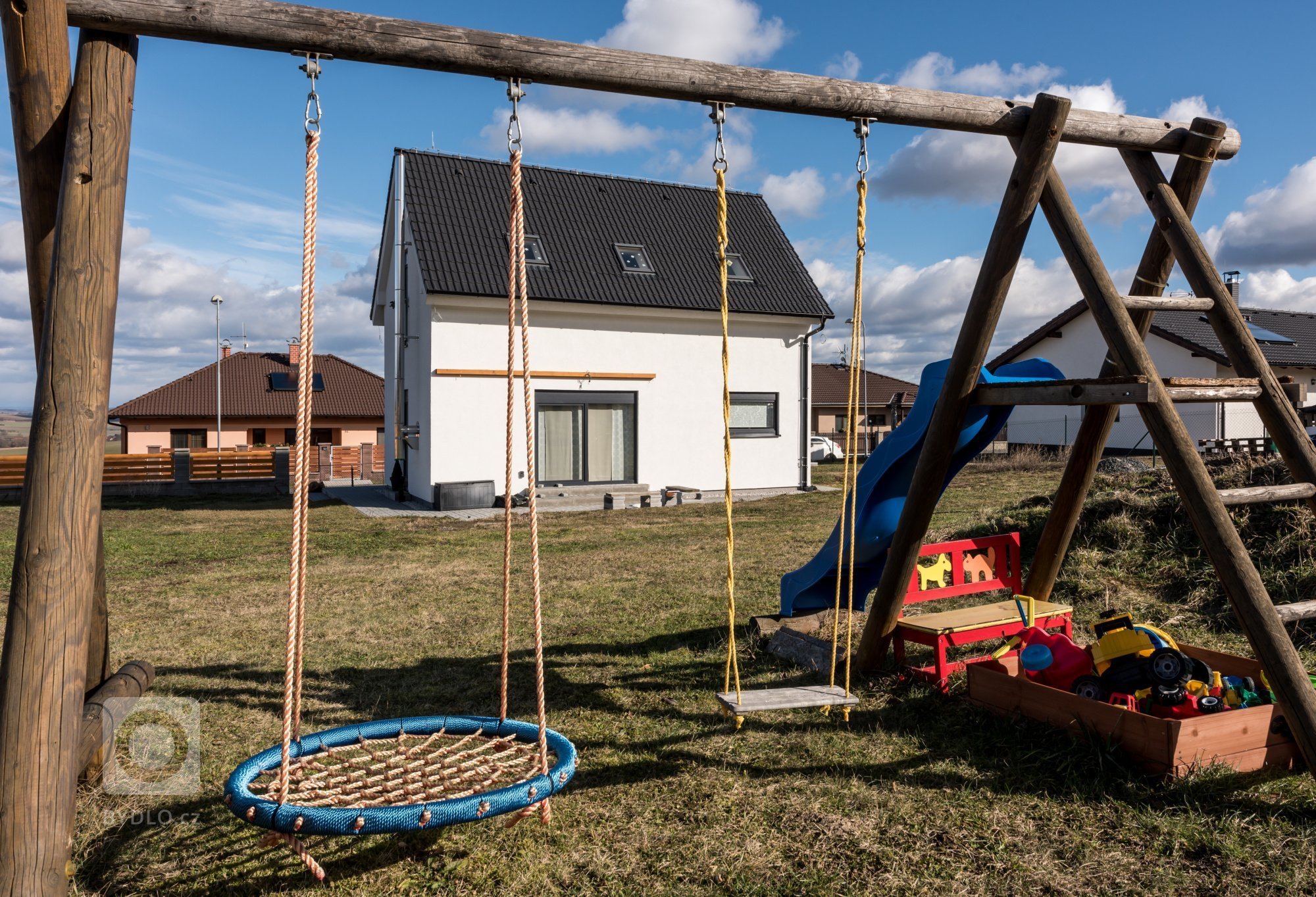 Rodinný dům &quot;U Hrdličků&quot;


Dispozice: 3+kk
Zastavěná plocha (m2): 57
&nbsp;

domek s podkrovím
možno upravit na 4+kk
1x koupelna
2x toaleta…