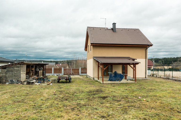 Rodinný dům &quot;U Hrubých&quot;


Dispozice: 5+kk
Zastavěná plocha (m2): 65.36
&nbsp;

domek s podkrovím
2x koupelna s toaletou
skladovací prostor…