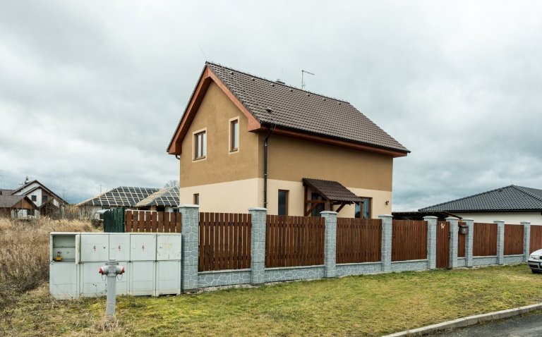 Rodinný dům &quot;U Hrubých&quot;


Dispozice: 5+kk
Zastavěná plocha (m2): 65.36
&nbsp;

domek s podkrovím
2x koupelna s toaletou
skladovací prostor…