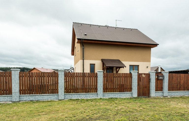 Rodinný dům &quot;U Hrubých&quot;


Dispozice: 5+kk
Zastavěná plocha (m2): 65.36
&nbsp;

domek s podkrovím
2x koupelna s toaletou
skladovací prostor…