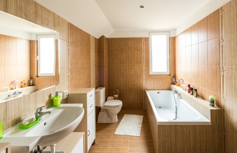 Rodinný dům &quot;U Hrubých&quot;


Dispozice: 5+kk
Zastavěná plocha (m2): 65.36
&nbsp;

domek s podkrovím
2x koupelna s toaletou
skladovací prostor…