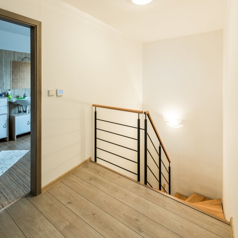 Rodinný dům &quot;U Hrubých&quot;


Dispozice: 5+kk
Zastavěná plocha (m2): 65.36
&nbsp;

domek s podkrovím
2x koupelna s toaletou
skladovací prostor…