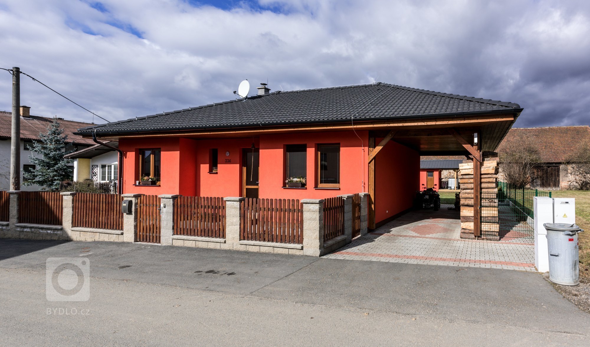 Rodinný dům &quot;U Mošnů&quot;

dispozice: 3+kk
Zastavěná plocha (m2): 80

bungalov:
1x koupelna
1x toaleta
zastřešené stání pro auta
