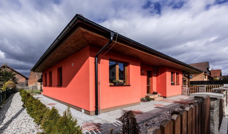 Rodinný dům &quot;U Mošnů&quot;

dispozice: 3+kk
Zastavěná plocha (m2): 80

bungalov:
1x koupelna
1x toaleta
zastřešené stání pro auta
