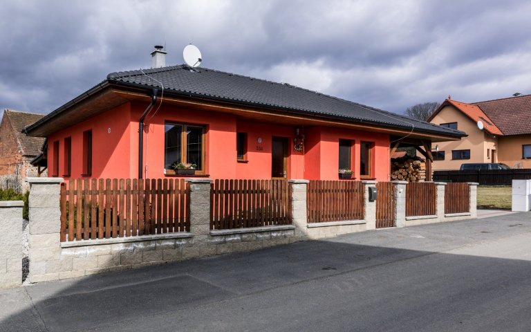 Rodinný dům &quot;U Mošnů&quot;

dispozice: 3+kk
Zastavěná plocha (m2): 80

bungalov:
1x koupelna
1x toaleta
zastřešené stání pro auta
