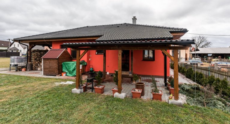 Rodinný dům &quot;U Mošnů&quot;

dispozice: 3+kk
Zastavěná plocha (m2): 80

bungalov:
1x koupelna
1x toaleta
zastřešené stání pro auta
