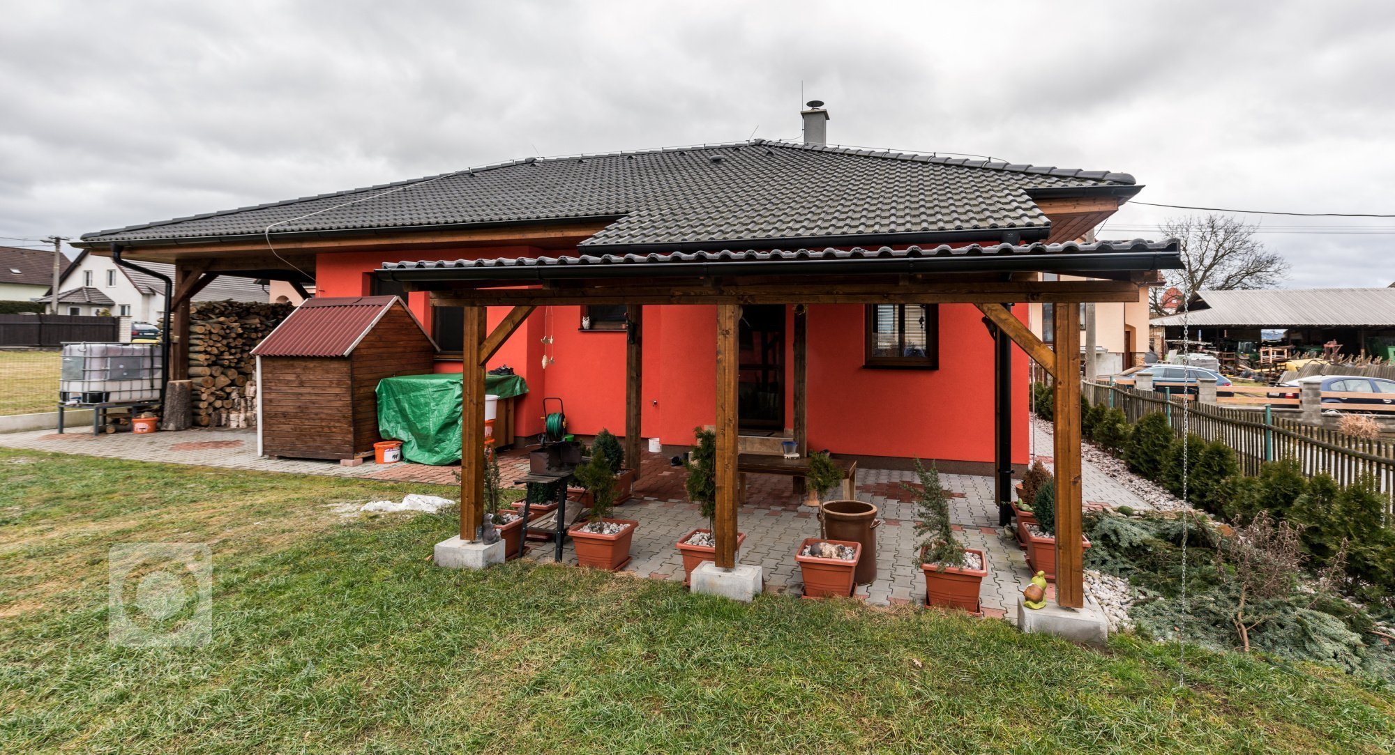 Rodinný dům &quot;U Mošnů&quot;

dispozice: 3+kk
Zastavěná plocha (m2): 80

bungalov:
1x koupelna
1x toaleta
zastřešené stání pro auta
