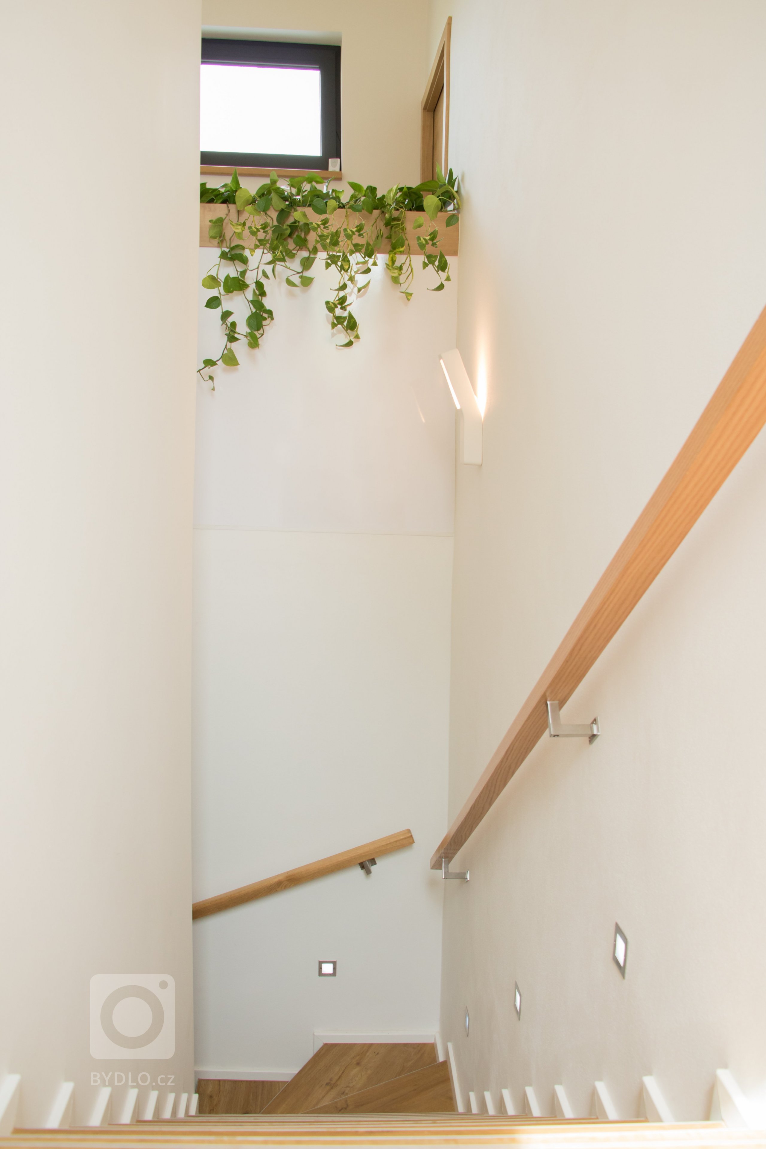 Kuchyňská linka je navržena ve dvou liniích s navazujícím jídelním stolem. Klasickou kombinaci bílé a dekoru dubového dřeva obzvláštňuje šedý akcent v podobě…