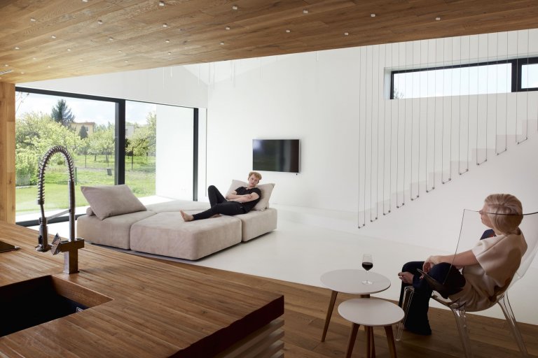 Atypický dvoupodlažní dům s unikátní střechou