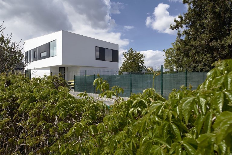 Atypický dvoupodlažní dům s unikátní střechou