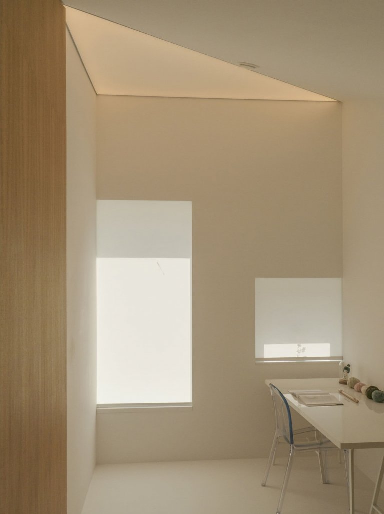 Atypický dvoupodlažní dům s unikátní střechou