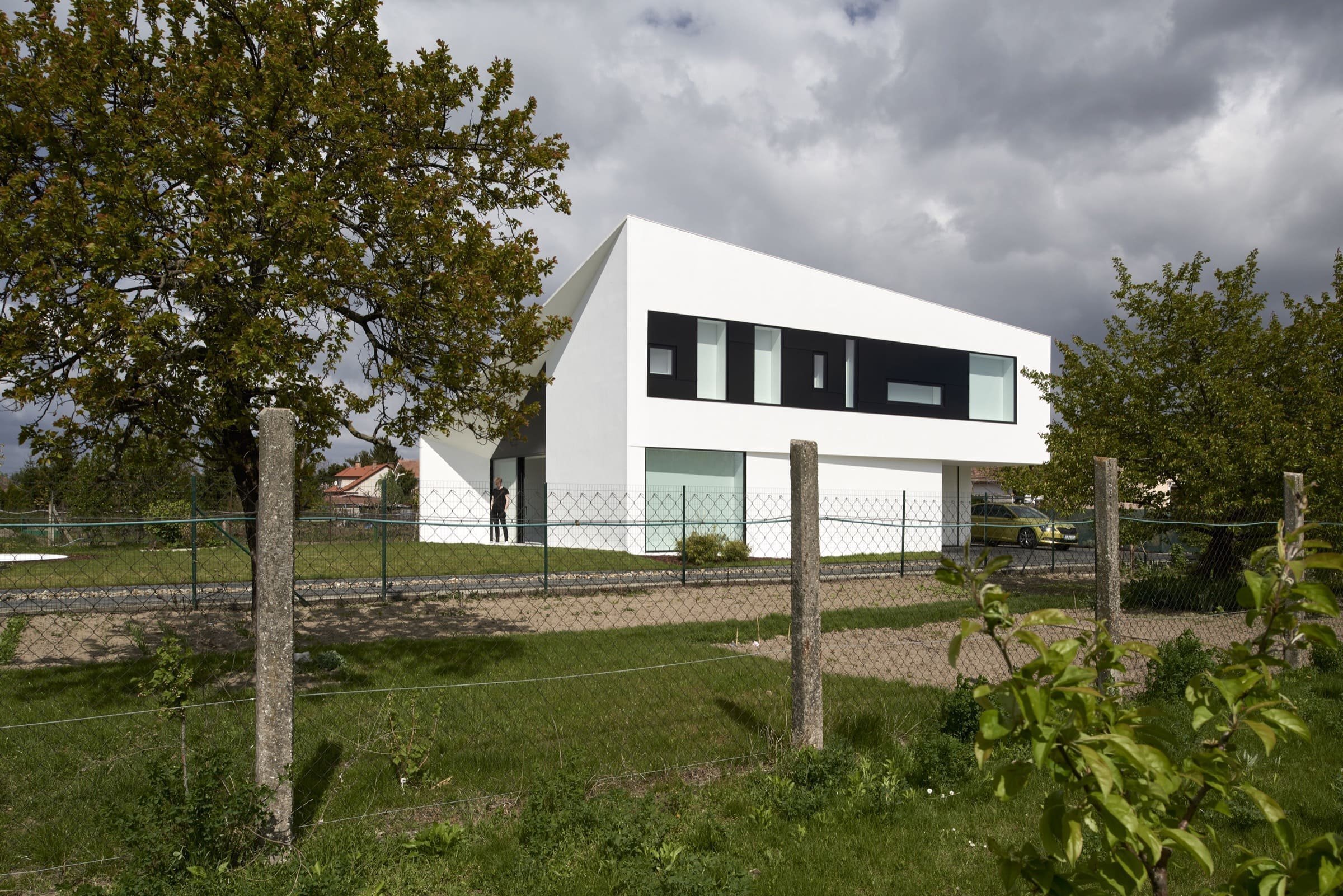 Atypický dvoupodlažní dům s unikátní střechou