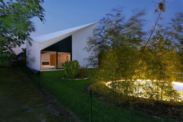 Atypický dvoupodlažní dům s unikátní střechou