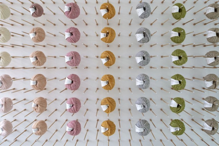 Atypický dvoupodlažní dům s unikátní střechou