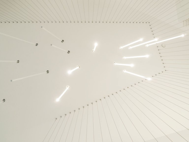 Atypický dvoupodlažní dům s unikátní střechou