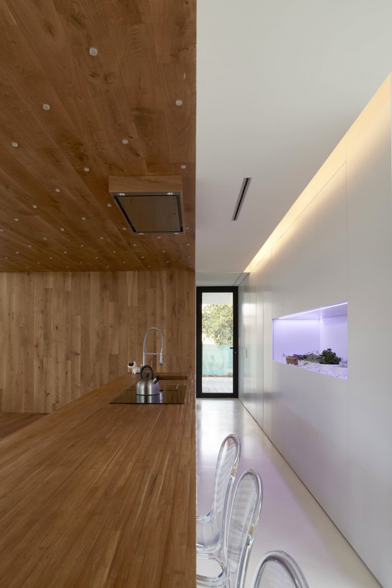 Atypický dvoupodlažní dům s unikátní střechou