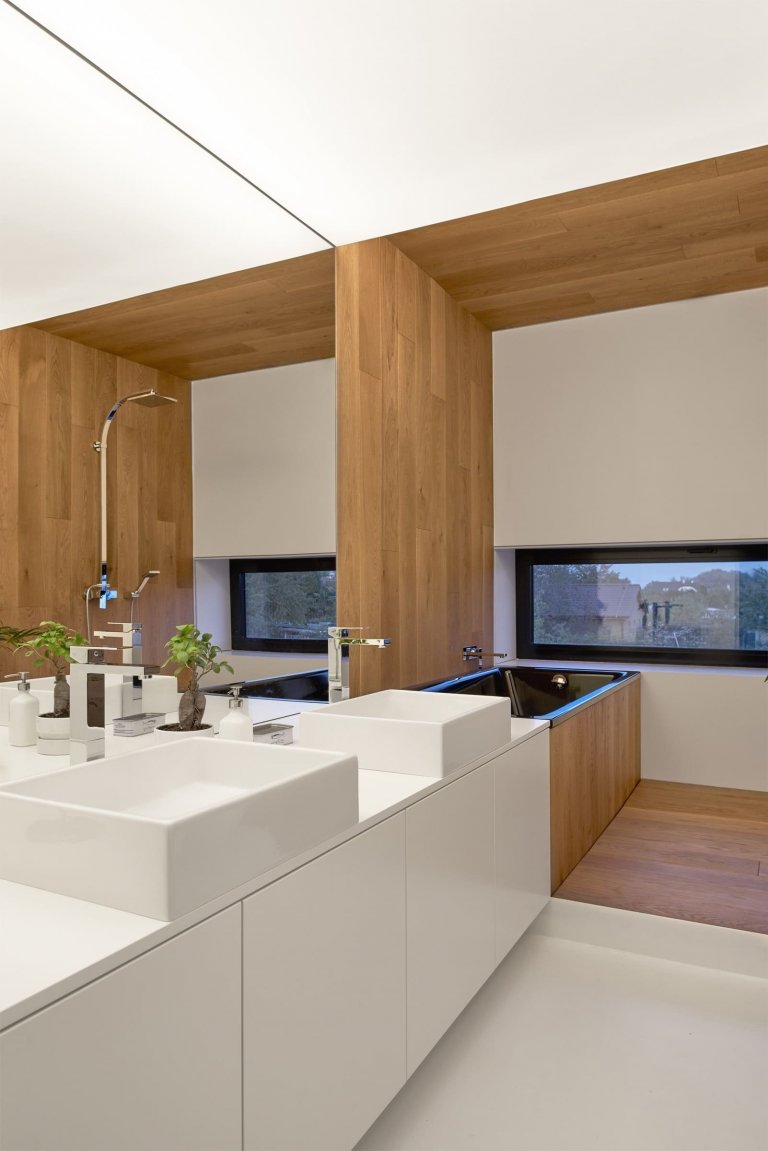 Atypický dvoupodlažní dům s unikátní střechou