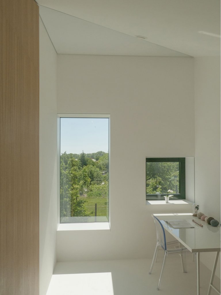 Atypický dvoupodlažní dům s unikátní střechou