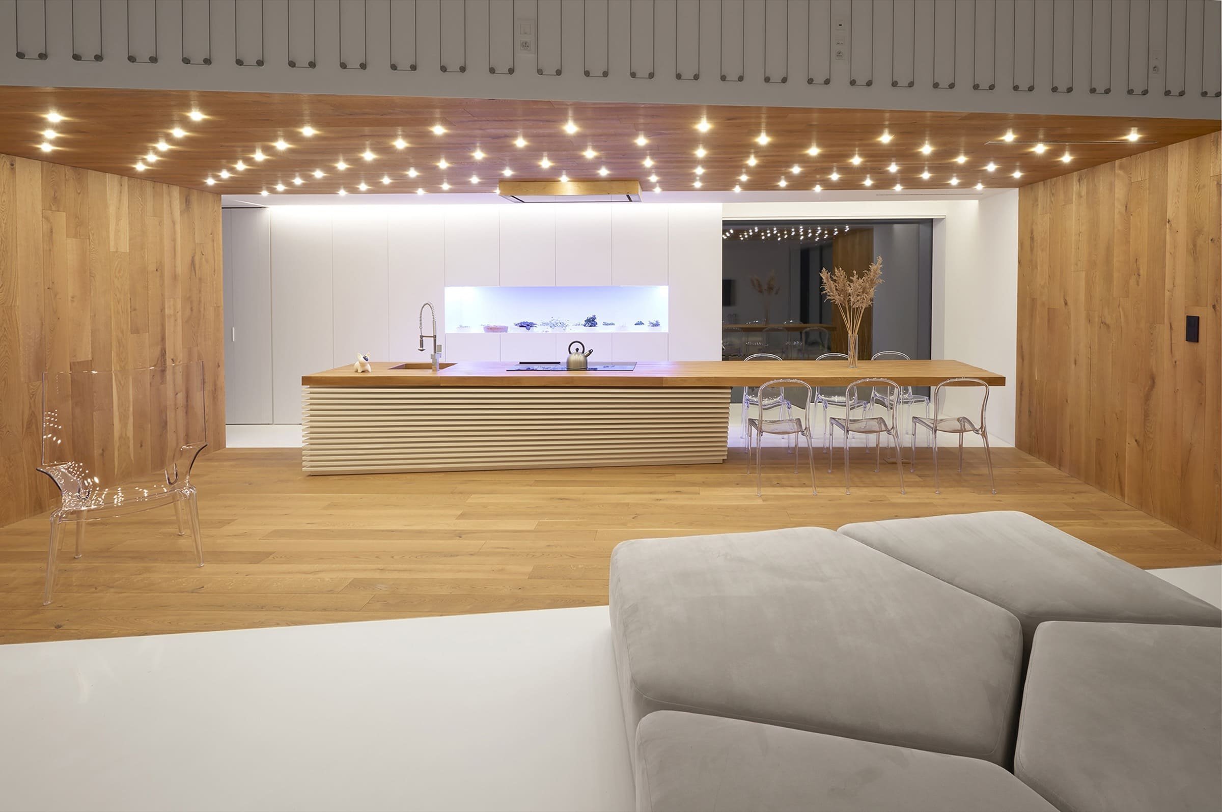 Atypický dvoupodlažní dům s unikátní střechou