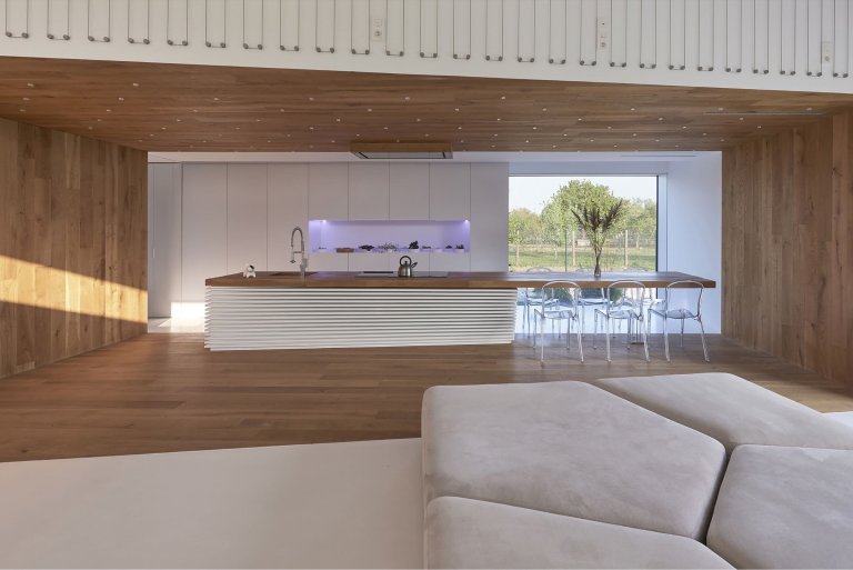 Atypický dvoupodlažní dům s unikátní střechou