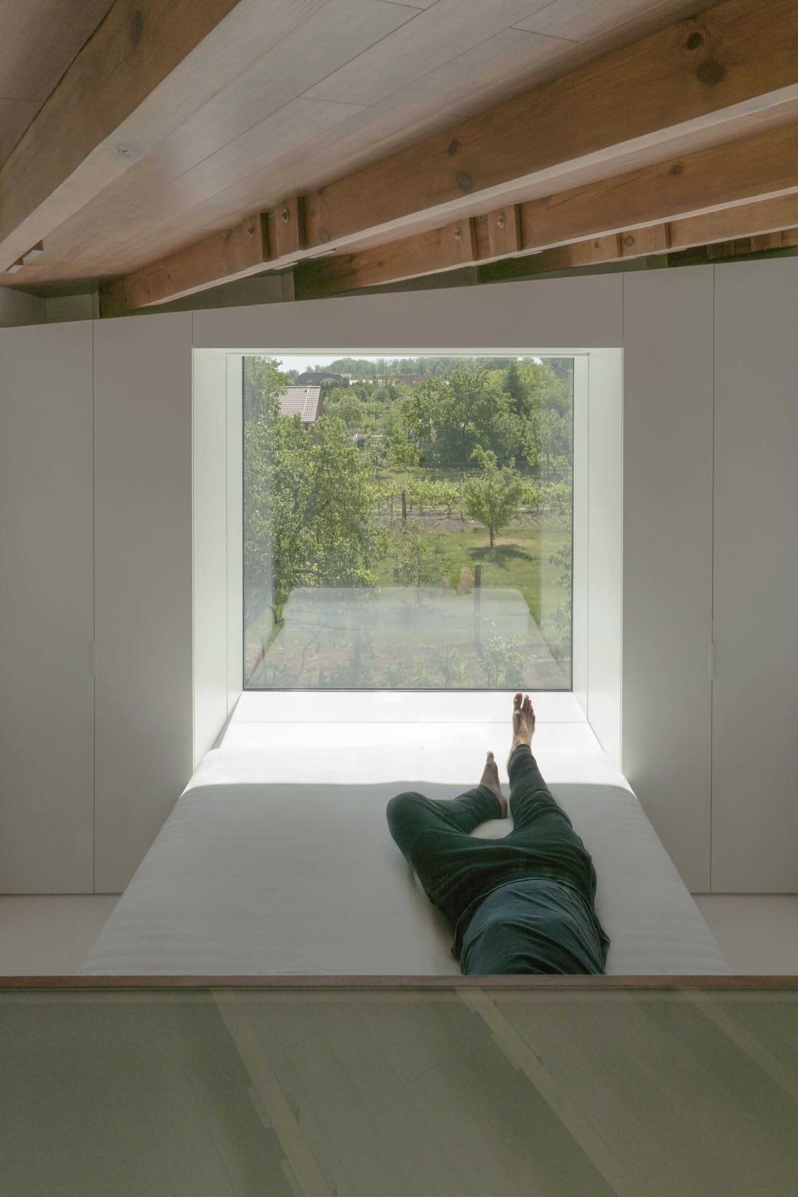 Atypický dvoupodlažní dům s unikátní střechou