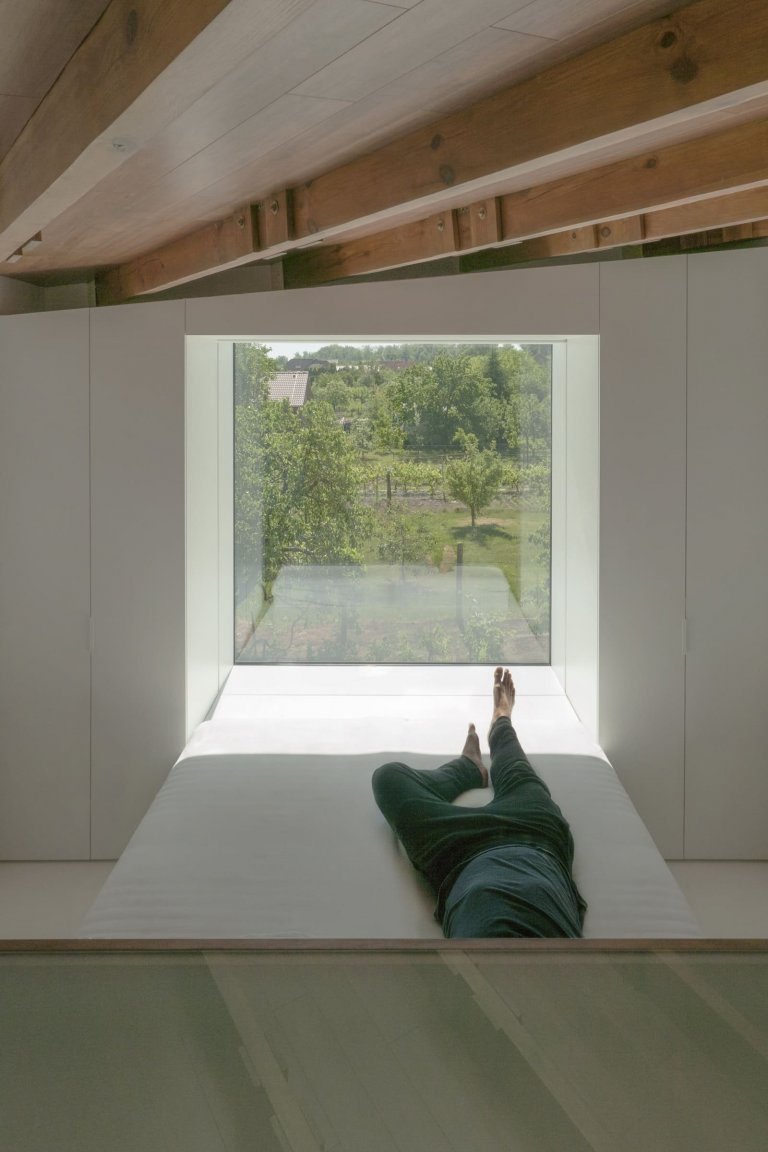 Atypický dvoupodlažní dům s unikátní střechou