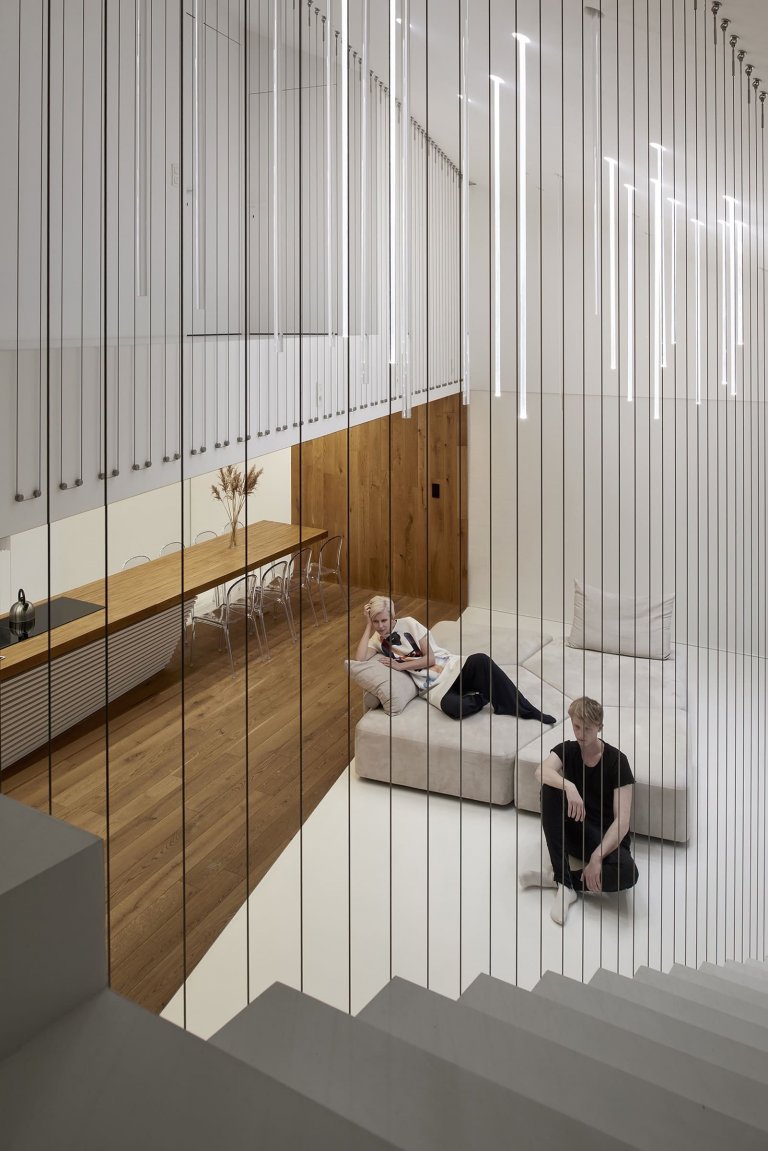 Atypický dvoupodlažní dům s unikátní střechou