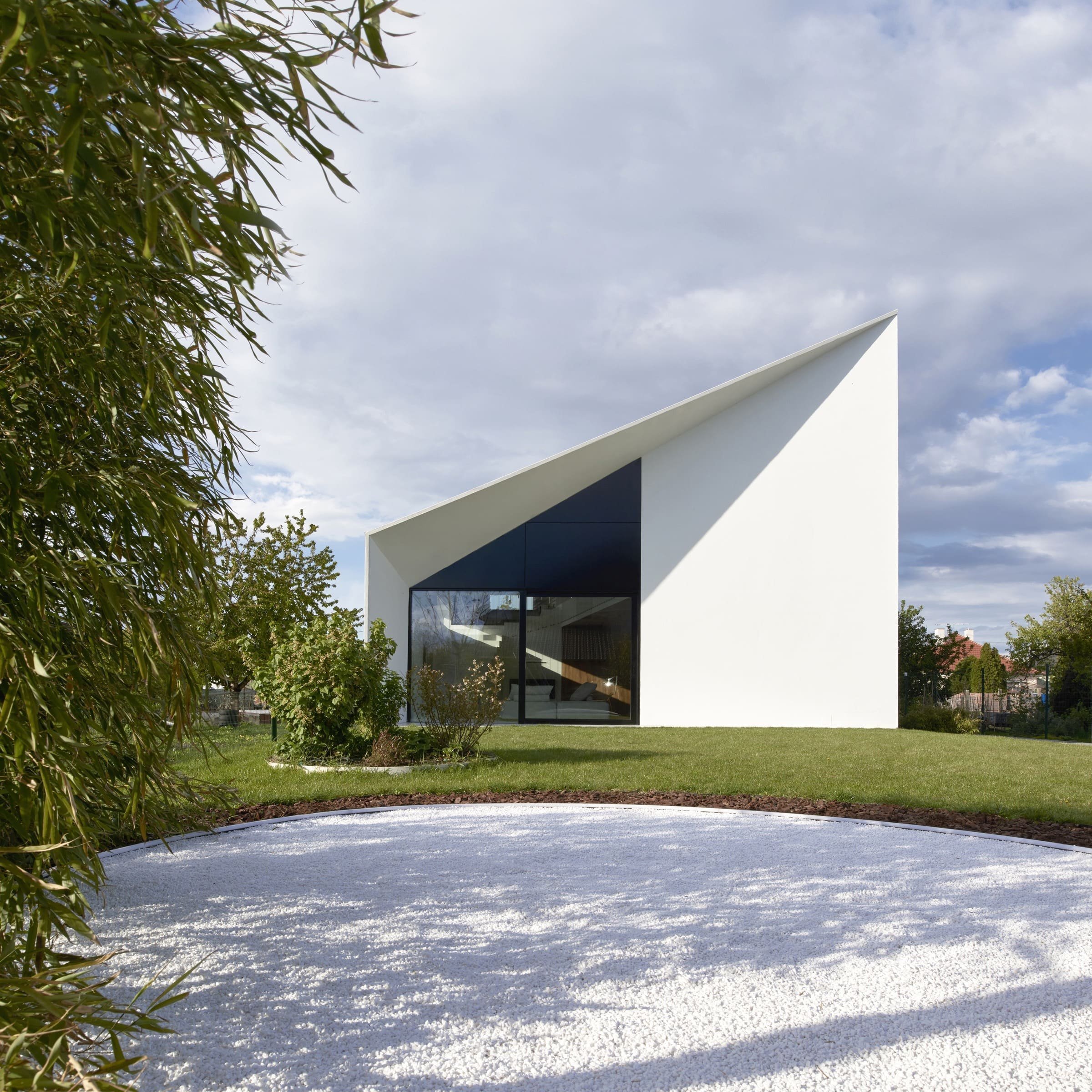 Atypický dvoupodlažní dům s unikátní střechou